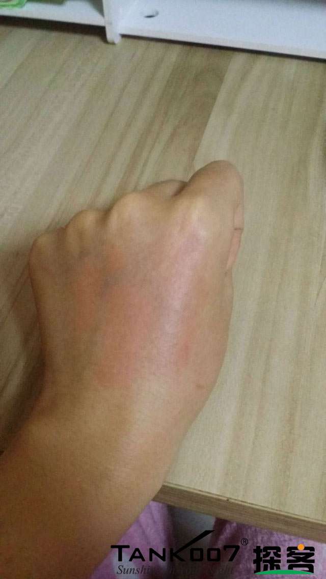 客戶買了紫光手電驗熒光劑，先拿面膜大姨媽巾開刀 