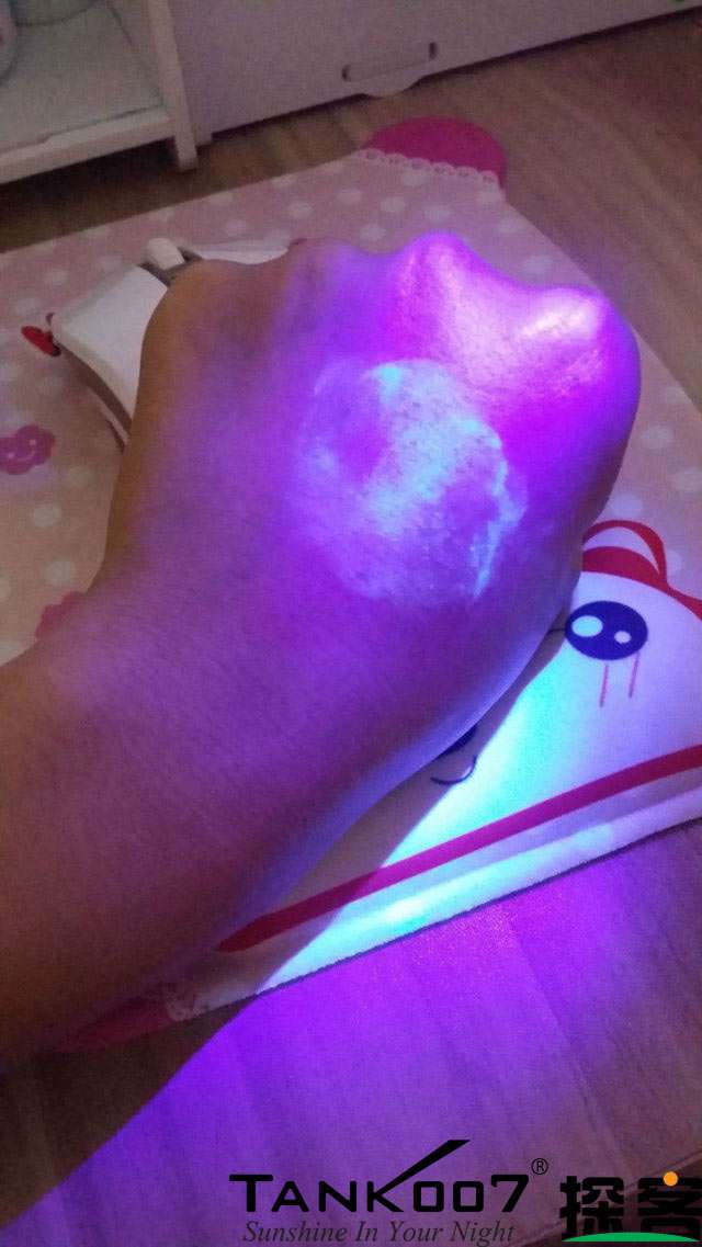 客戶買了紫光手電驗熒光劑，先拿面膜大姨媽巾開刀 