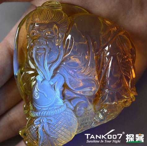網(wǎng)上用紫光手電鑒定琥珀的帖子這么多，哪個(gè)是真假？