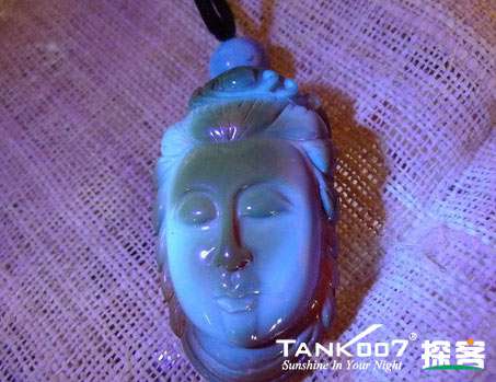 網(wǎng)上用紫光手電鑒定琥珀的帖子這么多，哪個(gè)是真假？