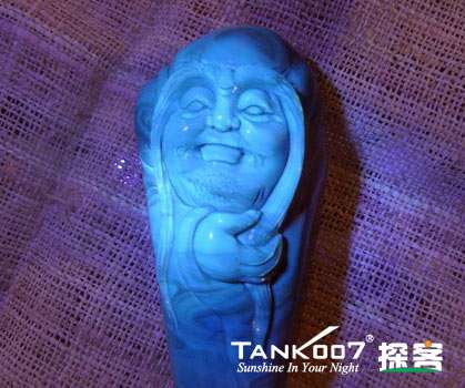 網(wǎng)上用紫光手電鑒定琥珀的帖子這么多，哪個(gè)是真假？