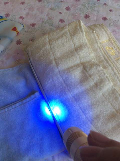  寶媽買了紫光手電，衣服上好多熒光劑，看的心慌害怕