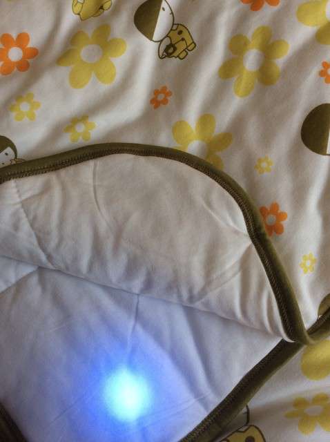  寶媽買了紫光手電，衣服上好多熒光劑，看的心慌害怕