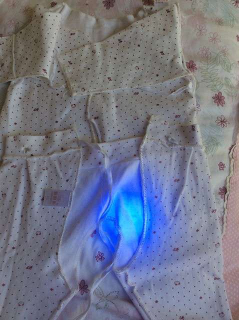  寶媽買了紫光手電，衣服上好多熒光劑，看的心慌害怕