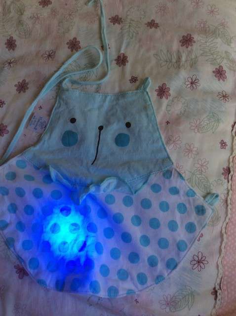  寶媽買了紫光手電，衣服上好多熒光劑，看的心慌害怕